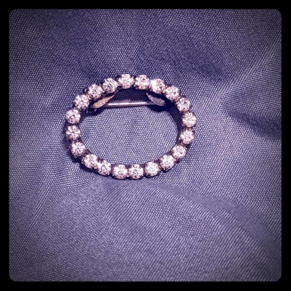 Simple oval Rhinestone pin